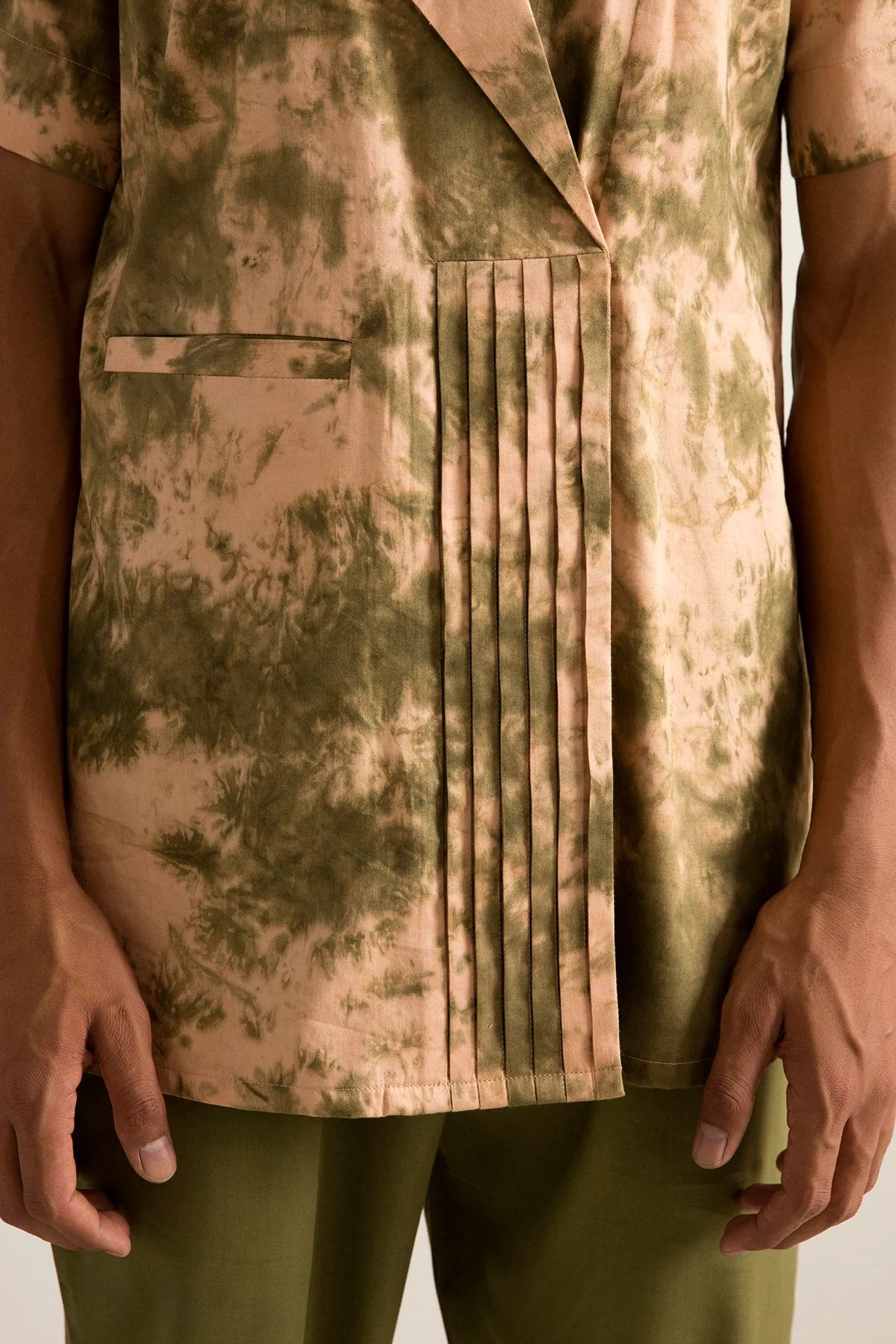 Vridescent - Tie and Dye Pleated Kurta with Pant Set - Image 3