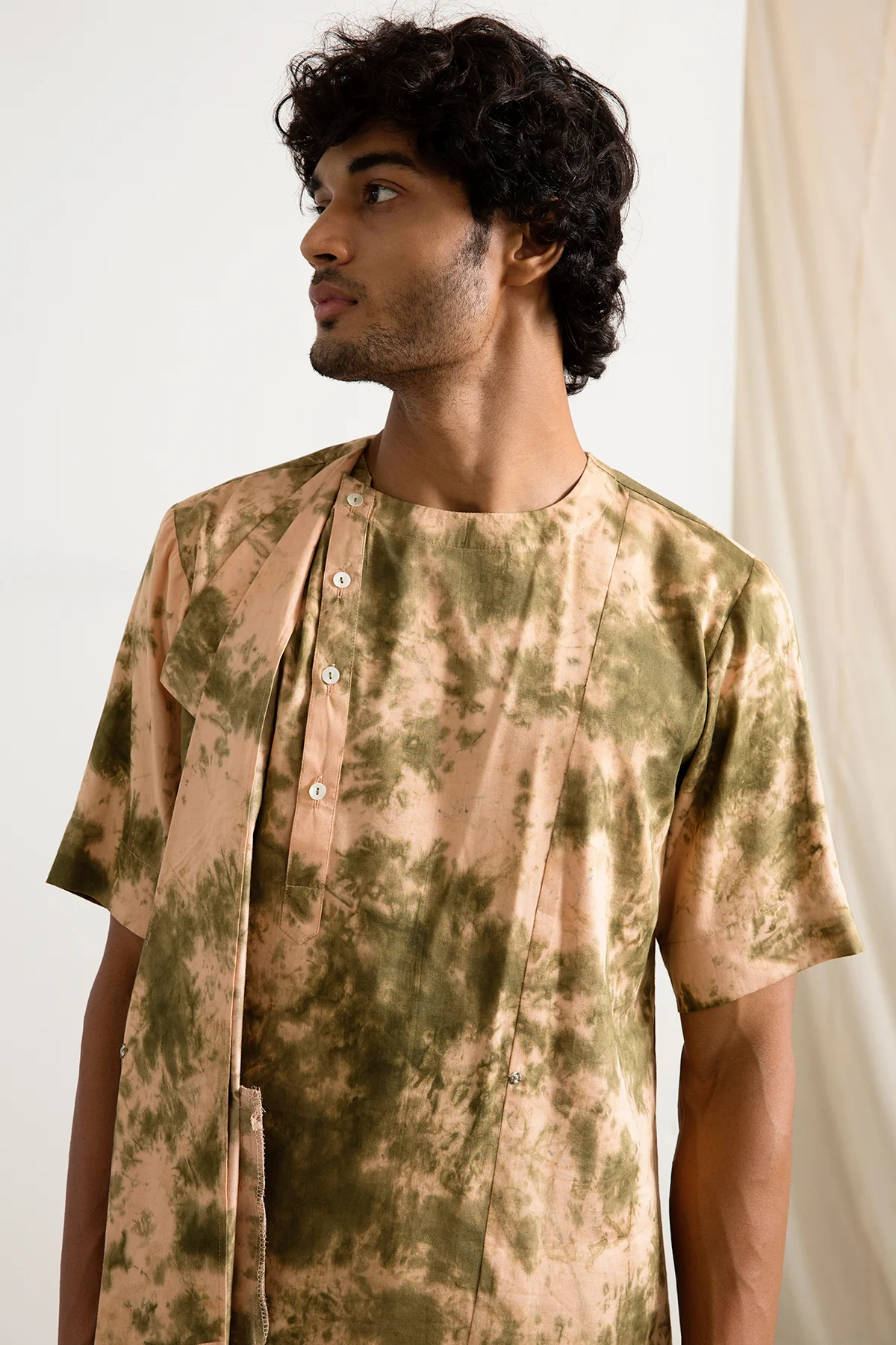 Vridescent - Tie and Dye Pleated Kurta with Pant Set - Image 4